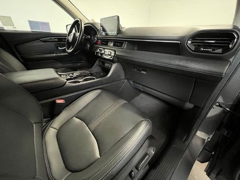 Used 2025 Honda Pilot Touring image 10