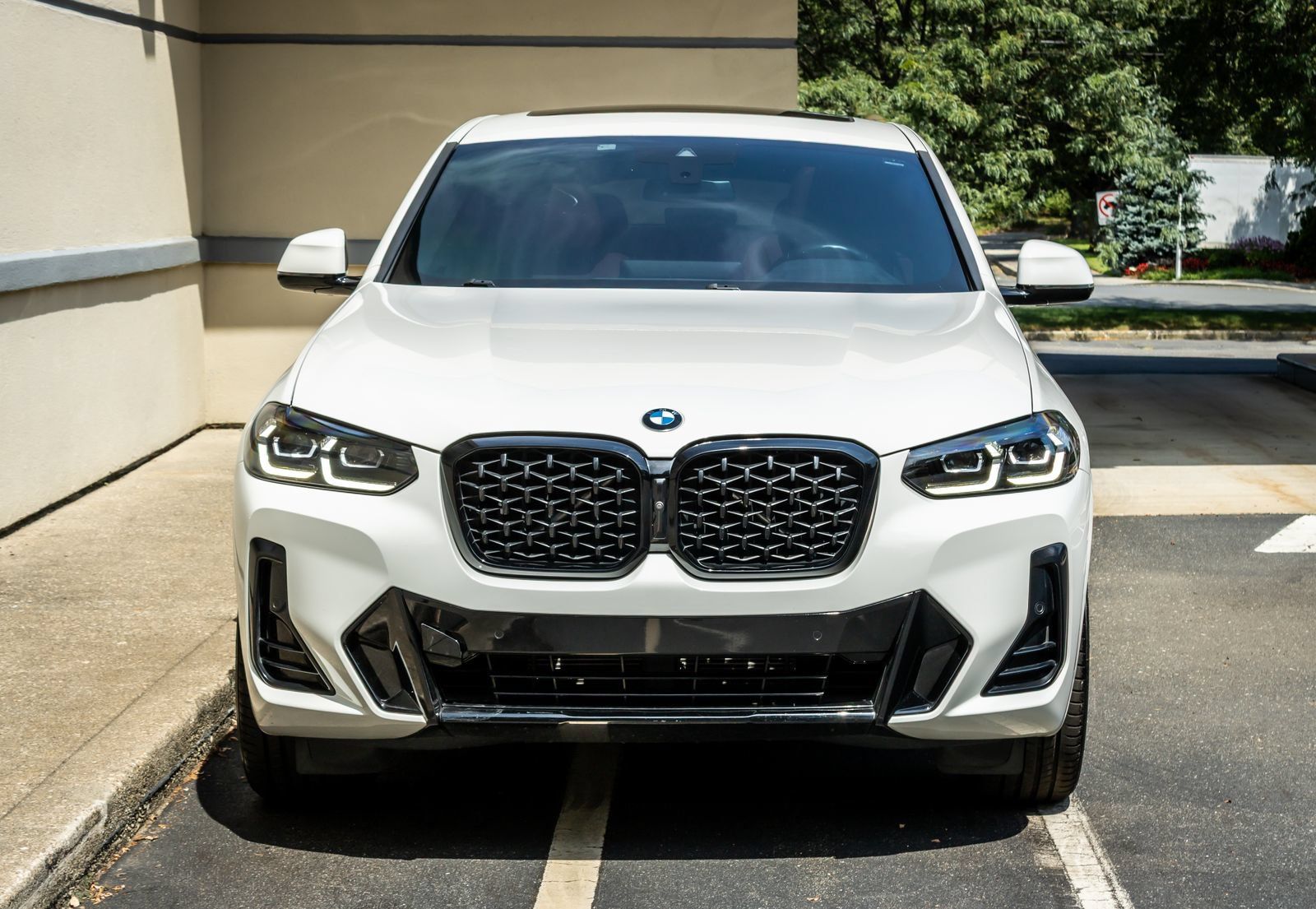 Used 2023 BMW X4 xDrive30i w/ M Sport Package AWD/4WD image 2