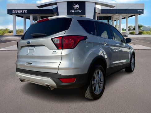 Used 2019 Ford Escape SE image 2