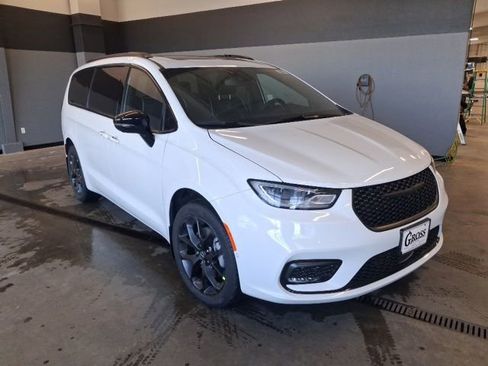 New 2026 Chrysler Pacifica Limited w/ S Appearance Package image 2