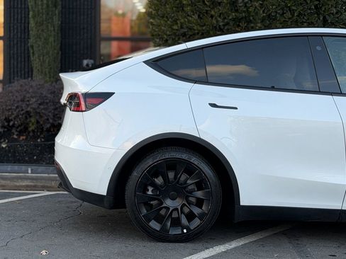 Used 2021 Tesla Model Y Long Range image 21