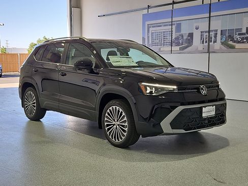 New 2026 Volkswagen Taos SE FWD image 2