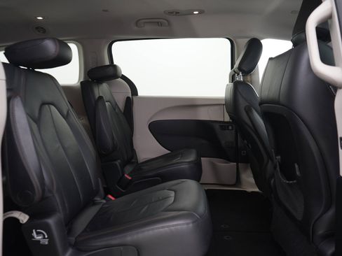Used 2017 Chrysler Pacifica Touring-L FWD image 12