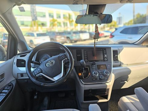 Used 2018 Toyota Sienna LE w/ Carpet Mat Package FWD image 22