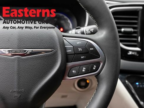 Used 2023 Chrysler Pacifica Touring-L FWD image 16