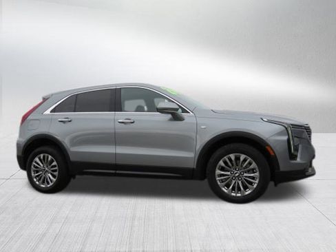 Used 2024 Cadillac XT4 Premium Luxury image 2