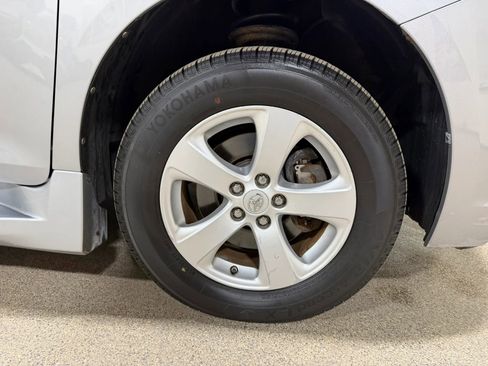 Used 2015 Toyota Sienna LE image 54