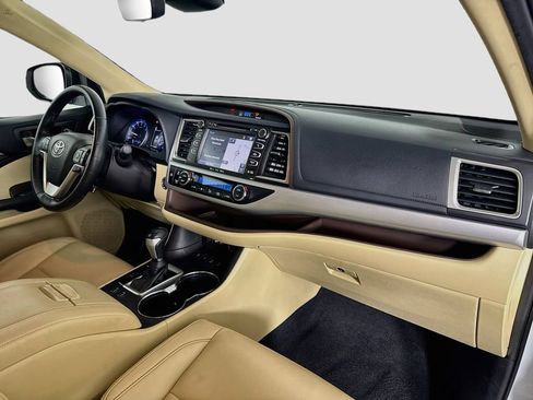 Used 2019 Toyota Highlander XLE AWD/4WD image 31