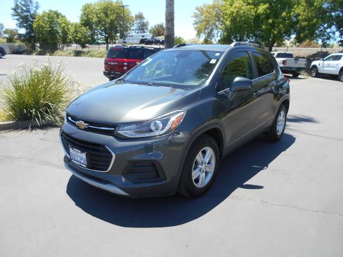 Used 2020 Chevrolet Trax LT FWD image 1