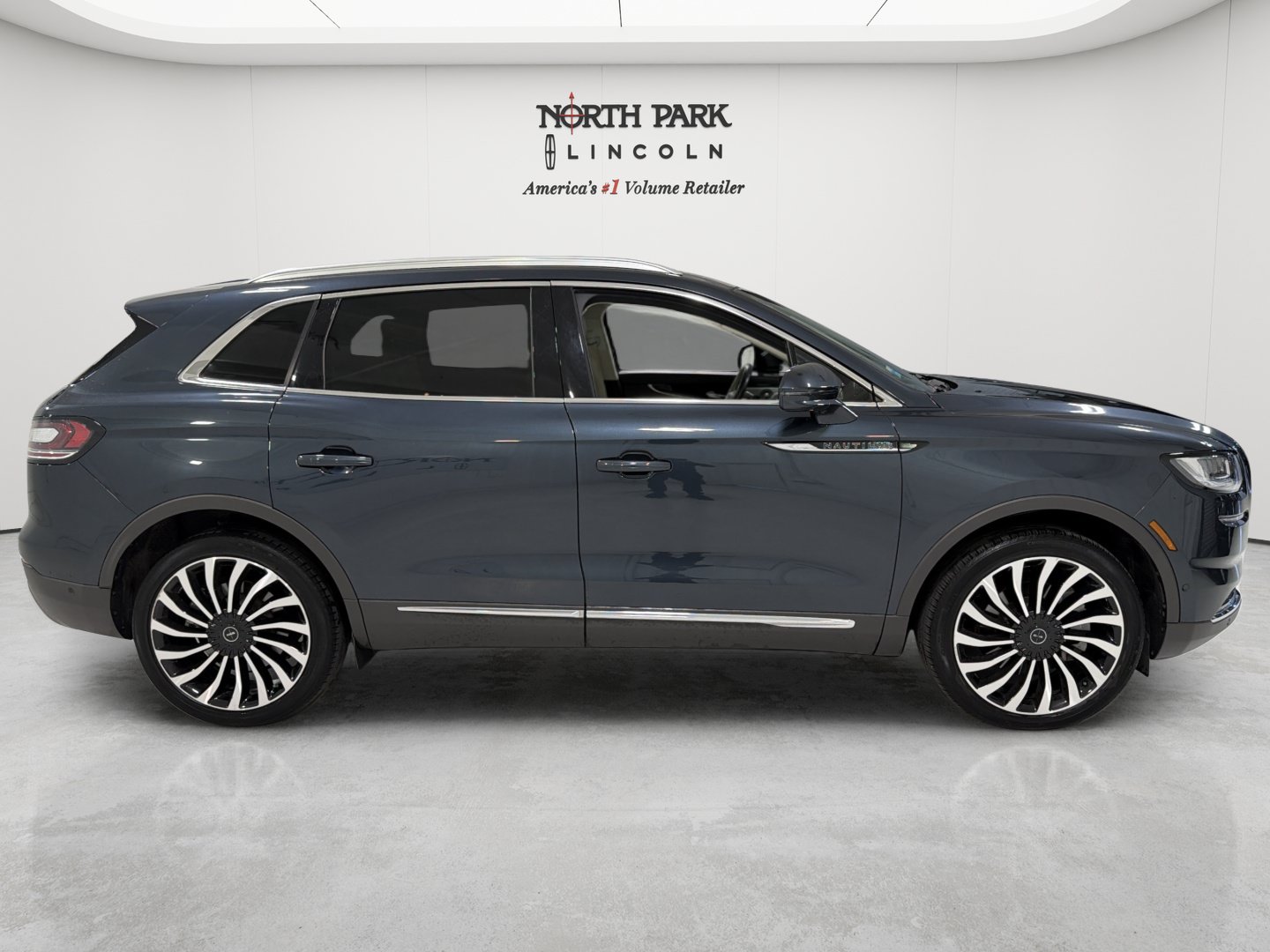 Used 2023 Lincoln Nautilus Black Label w/ Class II Trailer Tow Package AWD/4WD image 6