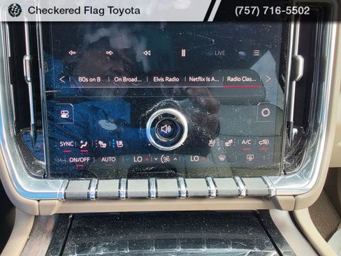 Used 2025 GMC Yukon Denali w/ Advanced Technology Package image 18