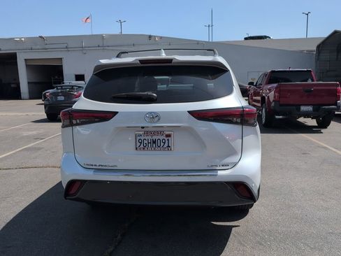 Used 2023 Toyota Highlander Limited FWD image 4
