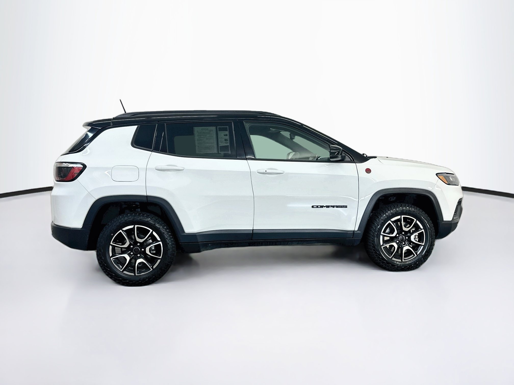Used 2025 Jeep Compass Trailhawk AWD/4WD image 10