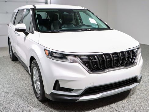 Used 2024 Kia Carnival LX image 5