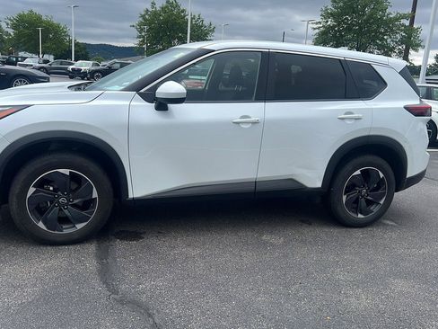 Used 2024 Nissan Rogue SV AWD/4WD image 11