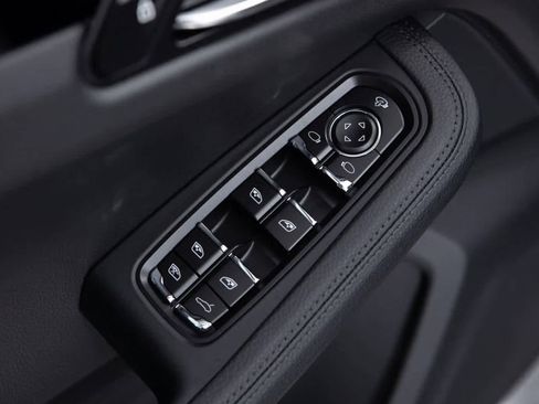 Certified 2025 Porsche Macan image 21