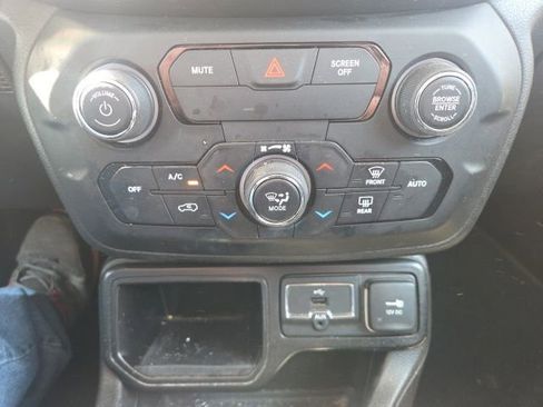 Used 2020 Jeep Renegade Altitude w/ UConnect 8.4 Nav Group FWD image 28