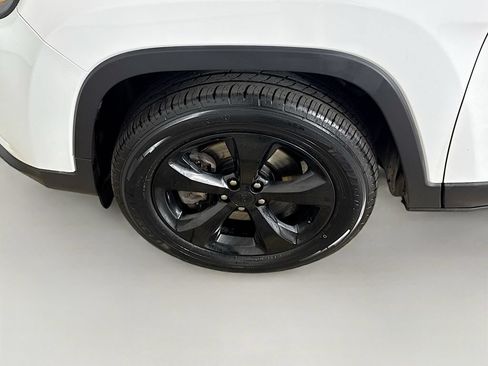 Used 2020 Jeep Cherokee Latitude Plus AWD/4WD image 24