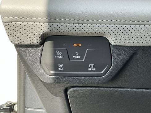 Used 2024 Volkswagen Atlas Peak Edition SE AWD/4WD image 35