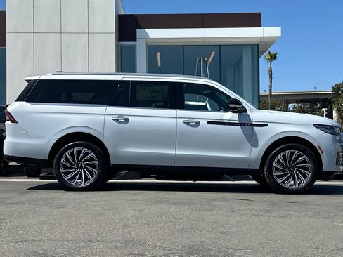 New 2026 Lincoln Navigator L Black Label AWD/4WD image 2