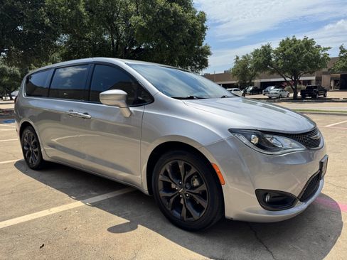 Used 2018 Chrysler Pacifica Touring Plus w/ S Appearance Package FWD image 9