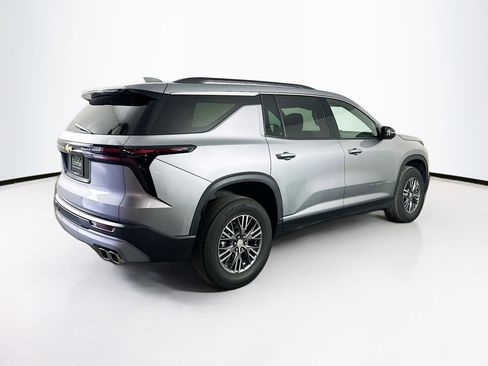 Used 2025 Chevrolet Traverse LT image 9