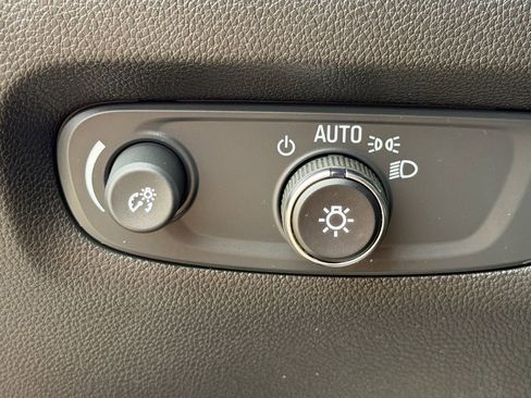 Used 2023 Chevrolet Traverse High Country FWD image 25