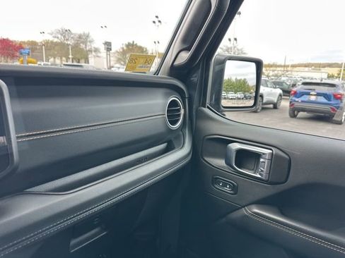 Used 2024 Jeep Wrangler Unlimited Sahara AWD/4WD image 20
