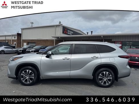 Used 2024 Toyota Highlander XLE AWD/4WD image 3