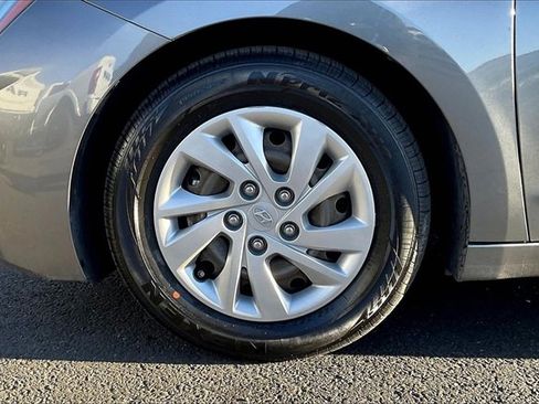 Used 2019 Hyundai Elantra SE image 8