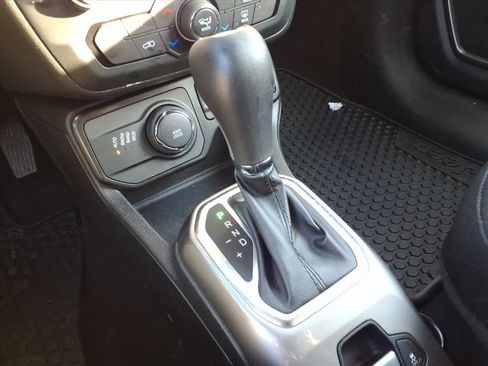 Certified 2022 Jeep Renegade Latitude w/ Convenience Group image 16