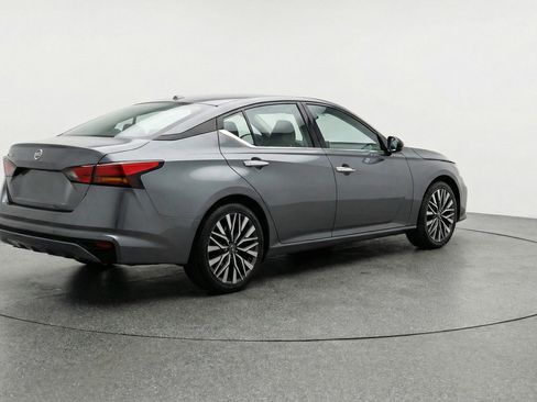 Used 2025 Nissan Altima 2.5 SV image 9