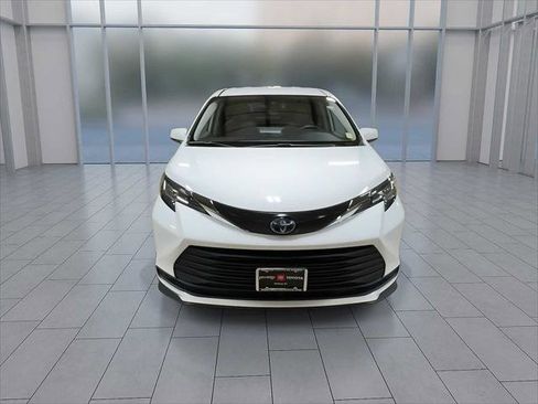 Certified 2022 Toyota Sienna LE FWD image 3