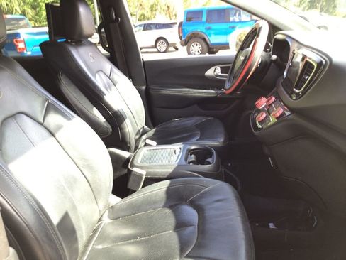 Used 2019 Chrysler Pacifica Touring-L Plus w/ S Appearance Package FWD image 28