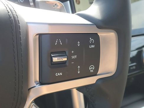 Used 2025 Land Rover Discovery Dynamic SE AWD/4WD image 16