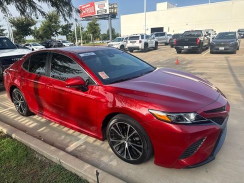 Used 2020 Toyota Camry SE w/ Convenience Package FWD image 2