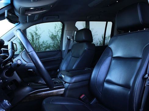 Used 2017 Chevrolet Suburban LT RWD image 13