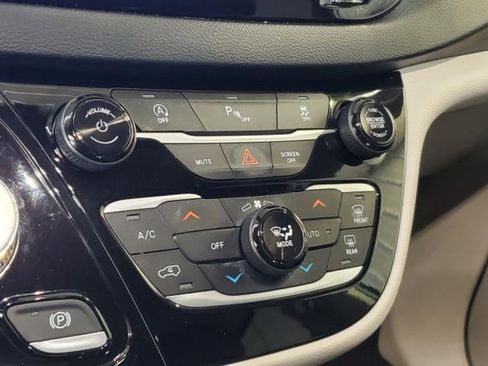 Used 2020 Chrysler Pacifica Touring-L Plus FWD image 26