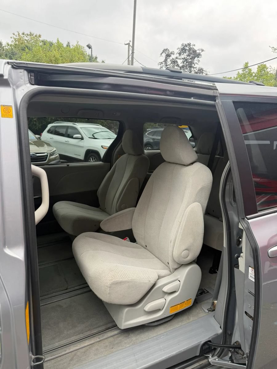 Used 2012 Toyota Sienna LE w/ Towing Pkg AWD/4WD image 7