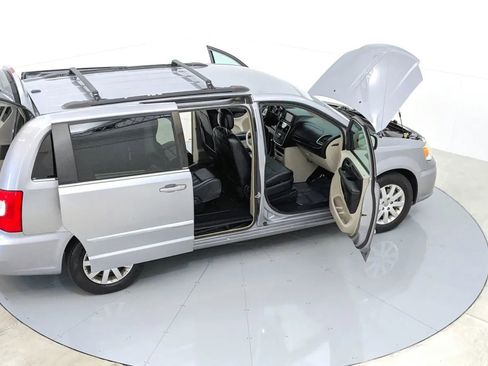 Used 2014 Chrysler Town & Country Touring image 49