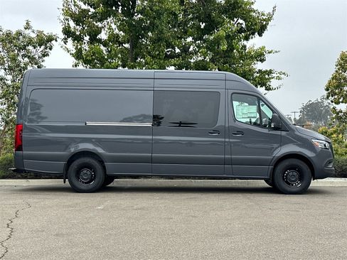 Used 2024 Mercedes-Benz Sprinter 2500 image 2