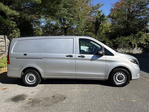 Used 2021 Mercedes-Benz Metris image 3