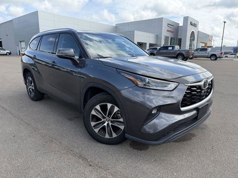 Used 2021 Toyota Highlander XLE image 3