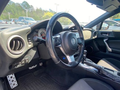 Used 2017 Toyota 86 RWD image 9