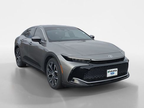 Used 2023 Toyota Crown Limited image 8