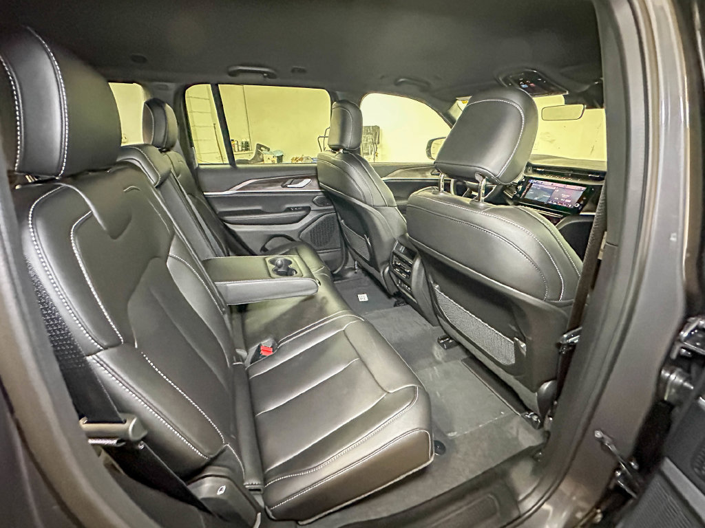 New 2026 Jeep Grand Cherokee Limited w/ MOPAR Finishing Package AWD/4WD image 4