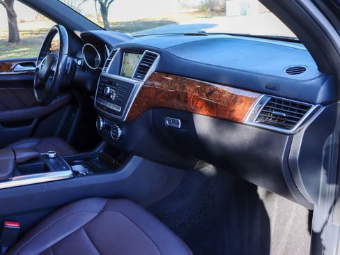 Used 2015 Mercedes-Benz GL 450 4MATIC image 32