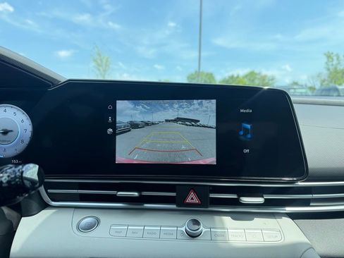 Used 2023 Hyundai Elantra Limited FWD image 16