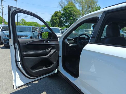 Used 2023 Jeep Grand Cherokee Altitude AWD/4WD image 11