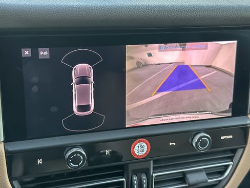 Used 2022 Porsche Macan w/ Premium Package image 20